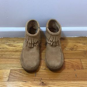 MINNETONKA BROWN FRINGE SUEDE UNISEX BOOTS KIDS 4